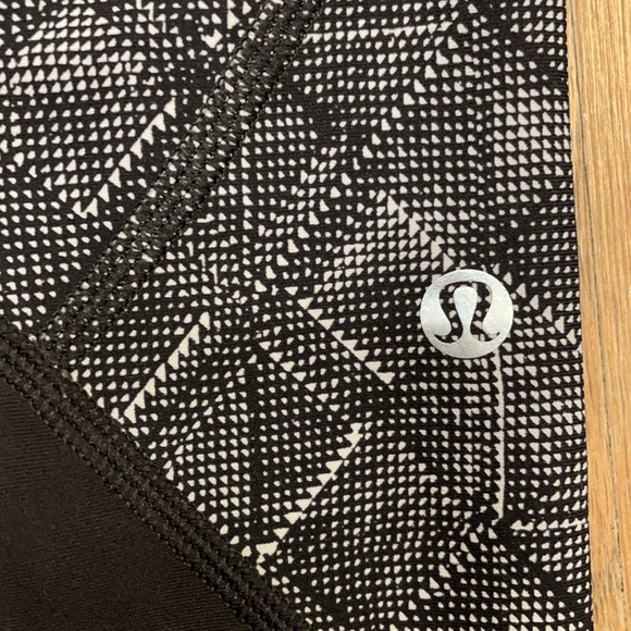 Women's Lululemon workout leggings - Picture 3 of 5